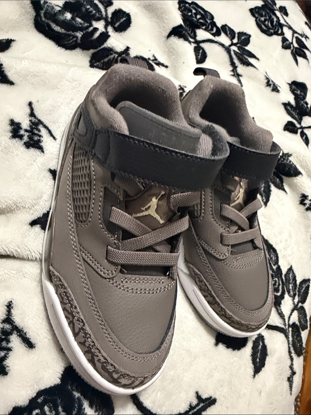 Kids Gray High-Top Athletic ShoesJORDANS - Stylish Everyday Comfort